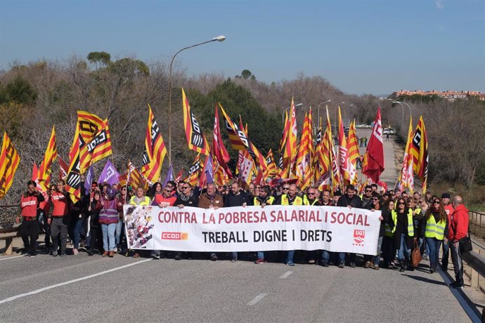 Trabajadores del sector petroquímico en Tarragona durante la huelga, convocada por UGT y CCOO de 24 horas en los polígonos petroquímicos del norte y sur de la provincia, tras el accidente en Iqoxe, en Tarragona (España), a 19 de febrero de 2020.