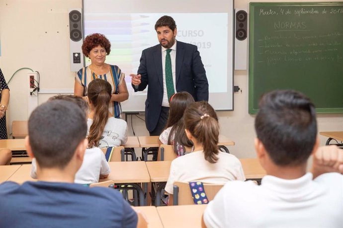 El presidente de Murcia, Fernando López Miras, en una clase de un colegio de la localidad de Cehegín.