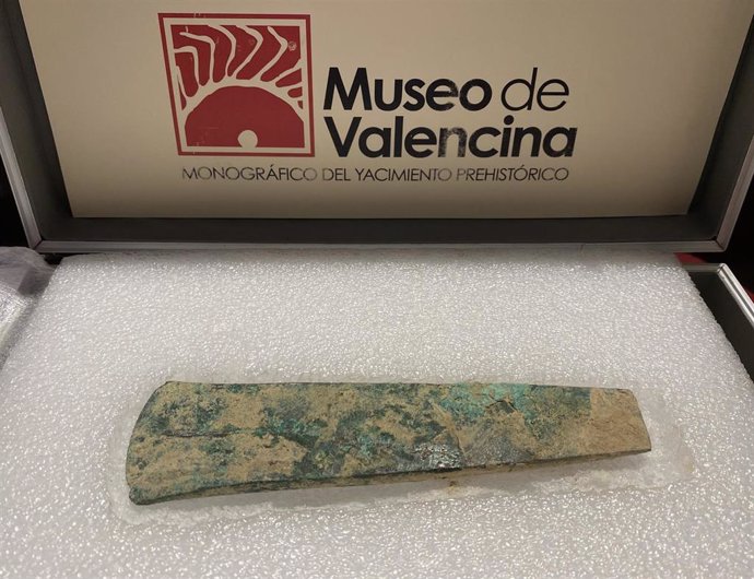 Hacha de la Edad del Cobre descubierta en Valencina