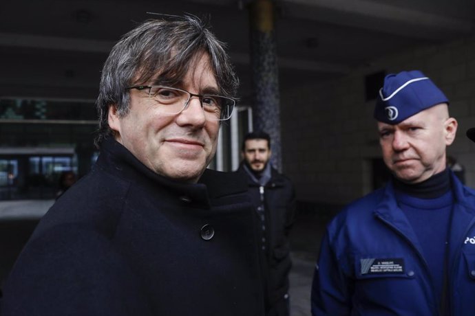 03 February 2020, Belgium, Brussels: Catalan leader in exile Carles Puigdemont (L)arrives for a hearing at Justice Palace regarding the arrest warrant issued against him by the EU. Photo: Thierry Roge/BELGA/dpa
