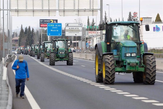 Manifestacion de agricultores con tractores a su entrada en Granada