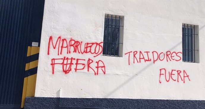 Pintadas en la fachada de una distribuidora de El Ejido (Almería)