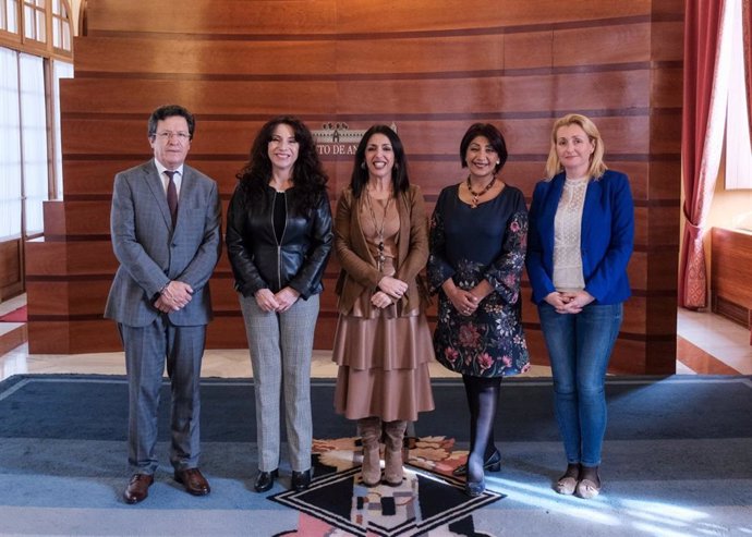 La responsable de Igualdad de Ecuador se interesa por las políticas sobre violencia de género que impulsa Andalucía