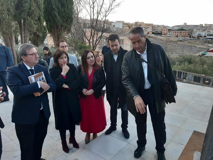 El secretario de Estado de Memoria Democrática, Fernando Martínez, conoce la fosa común 702 del Cementerio de San Eufrasio