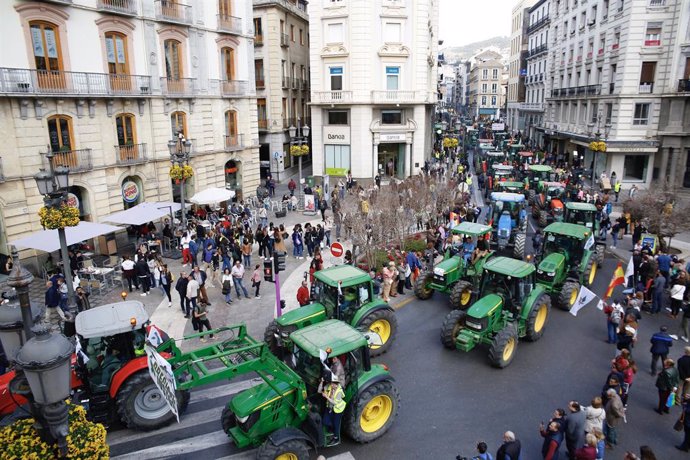 Granada.- La manifestación y tractorada en Granada transcurre sin incidentes y c