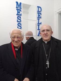 El cardenal y arzobispo de Madrid, Carlos Osoro, y el Padre Ángel durante la inuguración en Roma de una casa para voluntarios de Mensajeros de la Paz en Roma