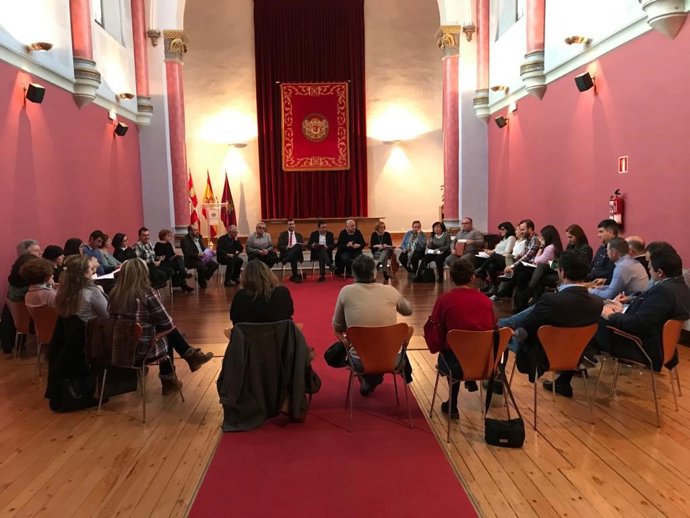 Pleno de la 'Red de Municipios de Valladolid: Hombres por la Igualdad' en la Capilla del Hospital Viejo de la Diputación.