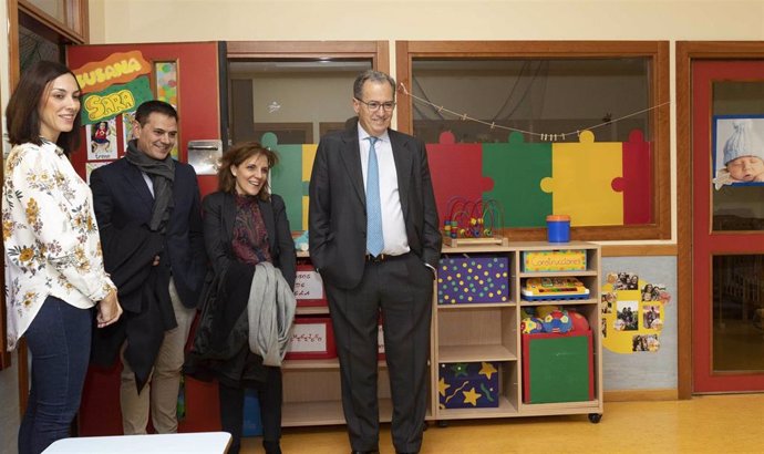 Imagen de recurso del consejero de Educación, Enrique Ossorio, durante una visita a un centro educativo.