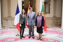 E?l Secretario de Estado de la Unión Europea, Juan González-Barba, junto a sus homólogas francesa, Amélie de Montchalin, y portuguesa,  Ana Paula Zacarías.