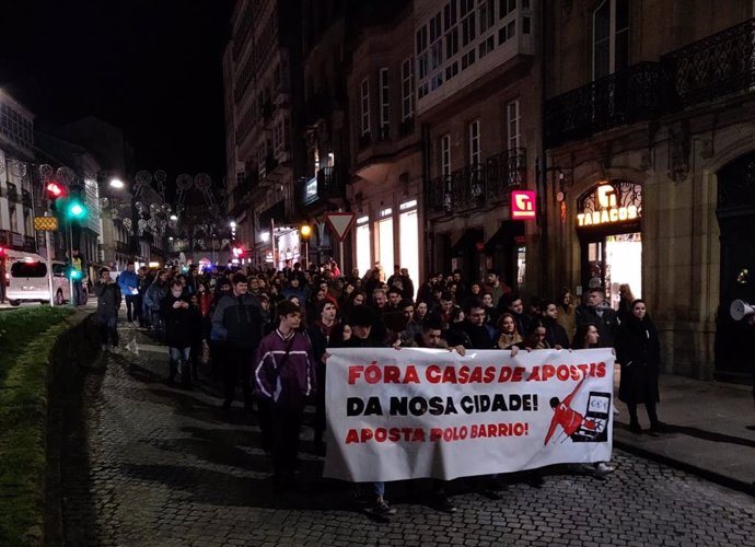 Manifestación contra las casas de apuestas celebrada este miércoles, día 19 de febrero, en Santiago de Compostela