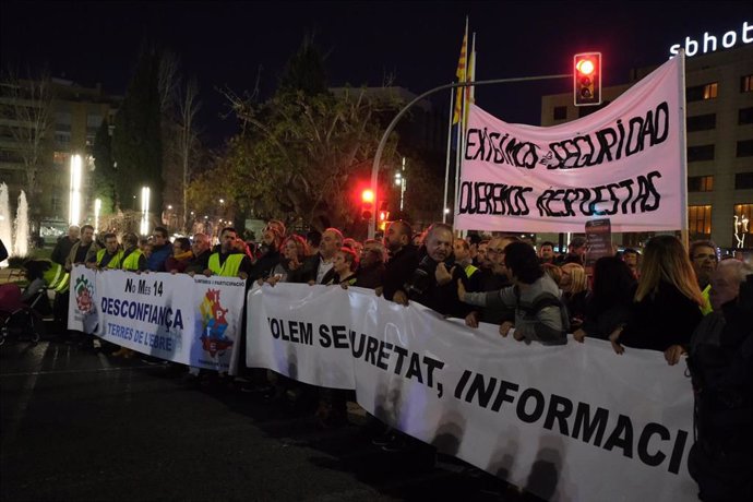 Cabecera de la manifestación del sector petroquímico con una pancarta que dice 'Exigimos seguridad, queremos respuestas' en Tarragona/Catalunya (España), a 19 de febrero de 2020.