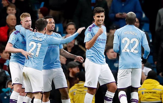 Varios jugadores del Manchester City celebran un gol.
