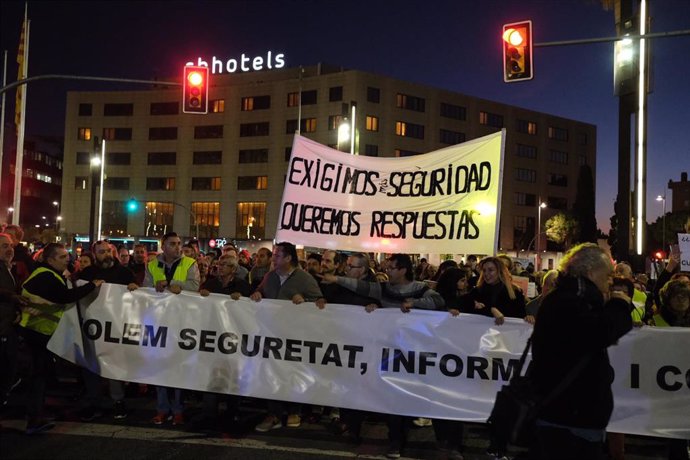 Cabecera de la manifestación del sector petroquímico con una pancarta que dice 'Exigimos seguridad, queremos respuestas' en Tarragona/Catalunya (España), a 19 de febrero de 2020.