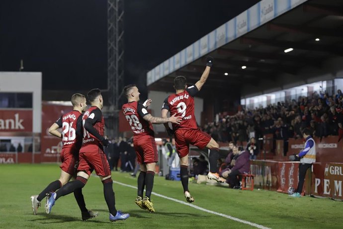Varios jugadores del CD Mirandés celebran un gol.