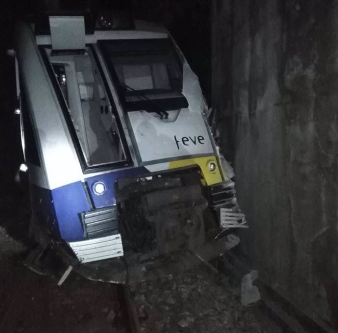 Un tren de FEVE descarrila en Mañón (A Coruña)