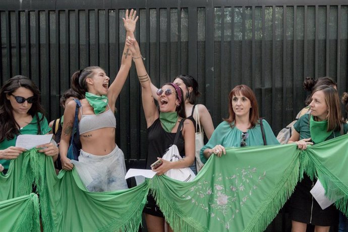 Pañuelazo internacional por el aborto legal en Argentina frente a la Embajada Argentina de Madrid, al que ha asistido la secretaria de Feminismos Interseccional y LGTBI de Podemos, Sofía Castañón.