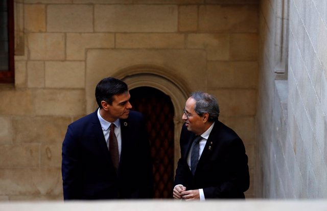 El presidente de la Generalitat, Quim Torra (dech) y el presidente del Gobierno, Pedro Sánchez (izq), a su llegada al Palau de la Generalitat, antes de su reunión, en Barcelona /Catalunya (España), a 6 de febrero de 2020.