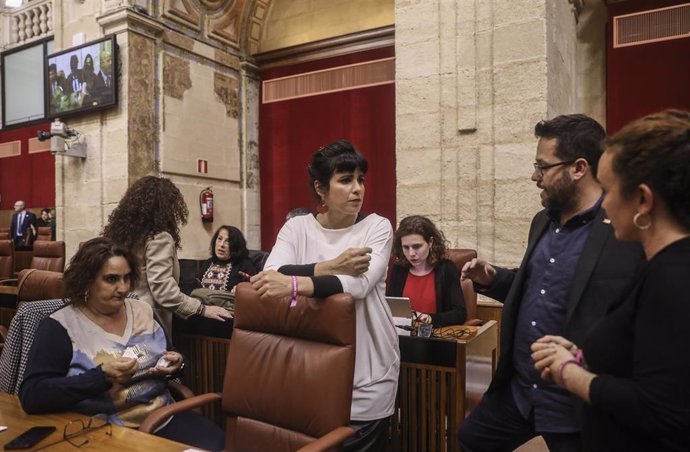 La presidenta del grupo parlamentario Adelante Andalucía, Teresa Rodríguez (c), junto a miembros de su grupo parlamentario, en el Pleno del Parlamento andaluz (Foto de archivo).