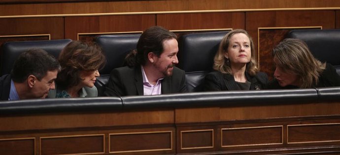 Nadia Calviño, segunda por la derecha, entre las vicepresidentas Carmen Calvo, Pablo Iglesias y Teresa Ribera y, más a la izquierda, el presidente del Gobierno, Pedro Sánchez