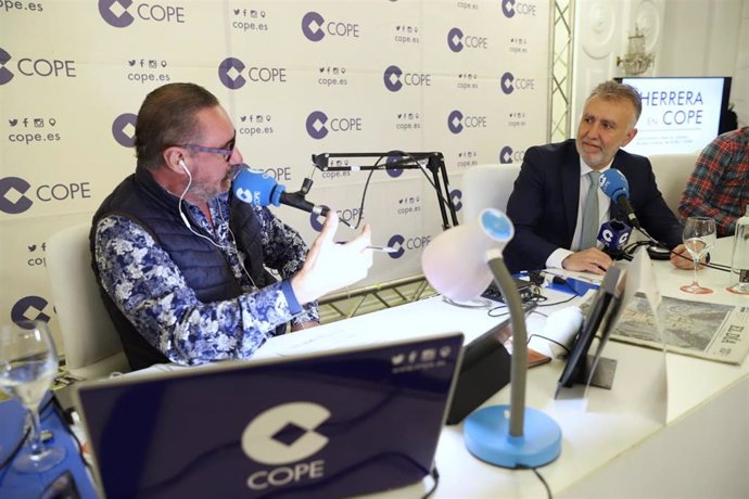 El periodista Carlos Herrera entrevistando al presidente de Canarias, Ángel Víctor Torres