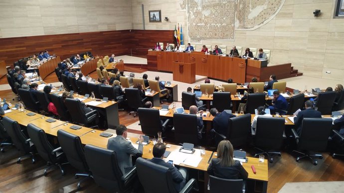La Asamblea de Extremadura muestra su apoyo al sector agrario para el que defien