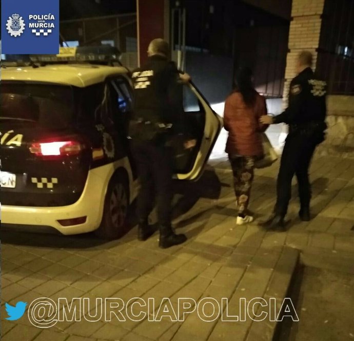 Una mujer es detenida por la Policía Local de Murcia tras comprobar que sobre ella pesaba una orden de ingreso en prisión