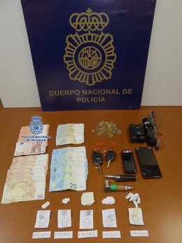 Efectos intervenidos a un detenido en Ribeira (A Coruña) por tráfico de drogas.