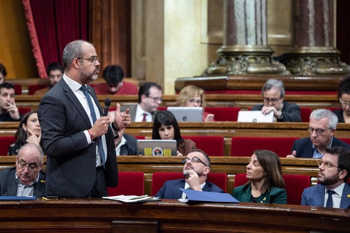 El conseller de Interior de la Generalitat, Miquel Buch interviene durante una sesión plenaria del Parlament de Catalunya, en Barcelona (España), a 5 de febrero de 2020.