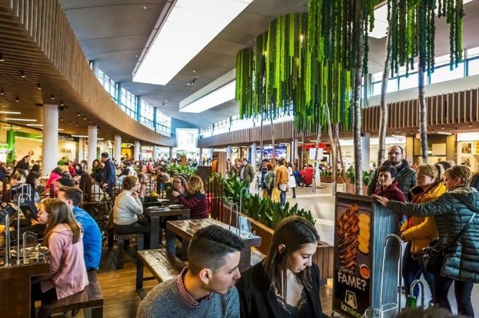 Zona de restauración de Intu Asturias.