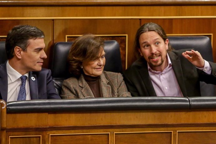 El presidente del Gobierno Pedro Sánchez, la vicepresidenta Carmen Calvo y el vicepresidente Pablo Iglesias hablan durante el Pleno