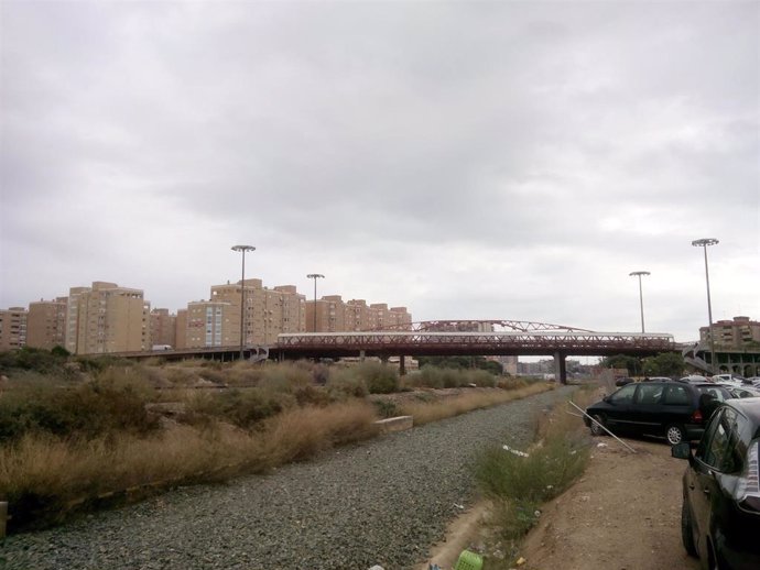 El Puente Rojo sobre la antigua playa de vías en la parte posterior de la estación de Renfe en Alicante, de archivo.