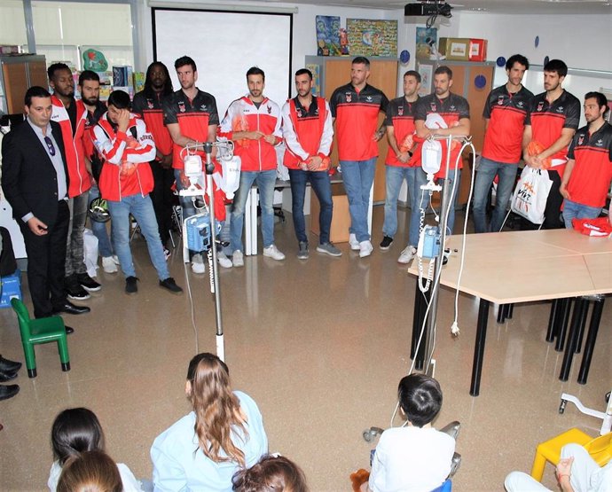 Imagen de la visita del Fundación Club Baloncesto Granada al  Hospital Clínico Universitario San Cecilio