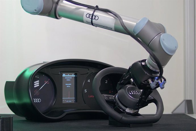 Imagen de un robot colocando un airbag en un volante de Audi.