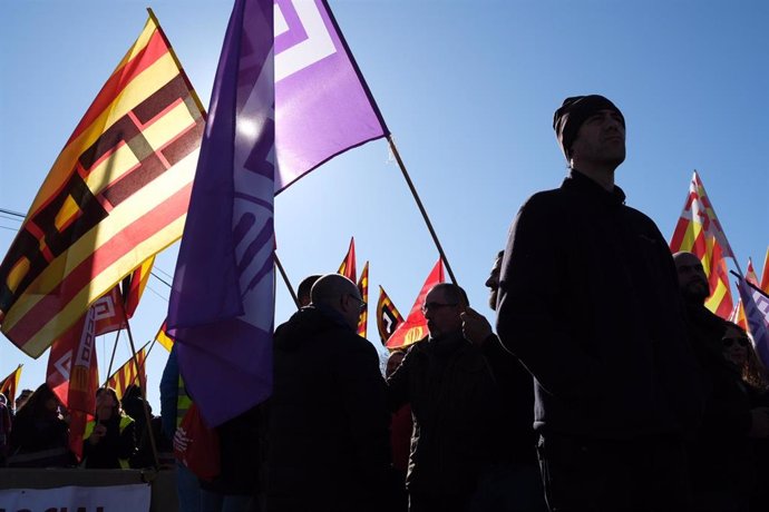 Trabajadores del sector petroquímico en Tarragona durante la huelga, convocada por UGT y CCOO de 24 horas en los polígonos petroquímicos del norte y sur tras el accidente en Iqoxe, en Tarragona (España), a 19 de febrero de 2020.