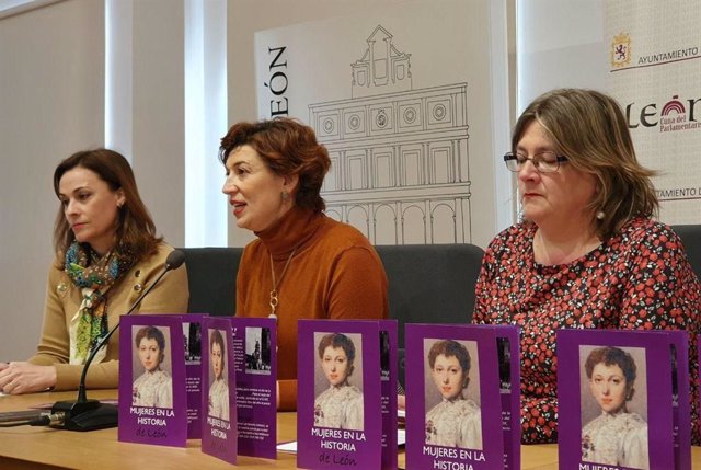 La concejal de Acción y Promoción Económica, Susana Travesí, y la de Igualdad, Argelia Cabado presentan las rutas teatralizadas para conmemorar el 8M junto a la directora de Turismo León, Patricia Arold.