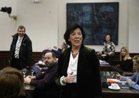 Celaá rebajará a 5 la nota para acceder a las becas universitarias y eliminará las cuantías variables