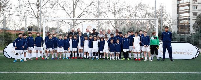 Vinicius se fotografia con los alumnos de la escuela sociodeportiva de fútbol de la Fundación Real Madrid en Canal