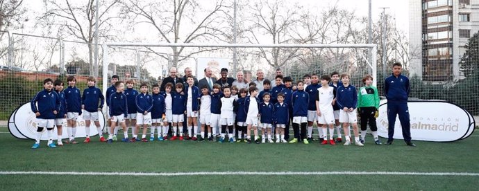 Fútbol.- Vinicius visita a los alumnos de la escuela sociodeportiva de fútbol de