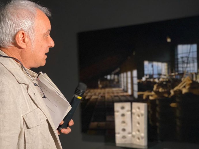 Benjamín Menéndez durante la presentación de la obra 'Caja de herramientas. Las seis caras del cubo' en el Bellas Artes de Asturias.