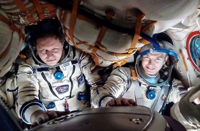 Cosmonautas Andrei Babkin y Nikolai Tikhonov