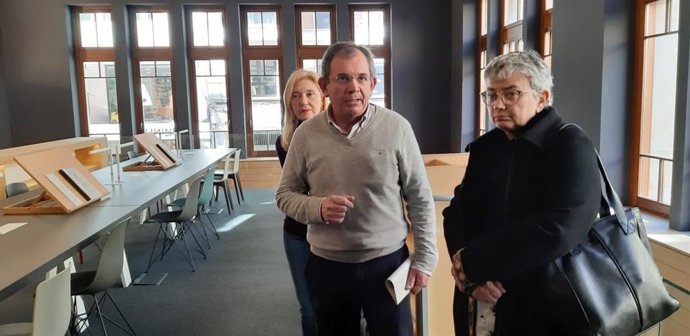 La alcaldesa de Gijón, Ana González, durante la visita a la Hemeroteca Municipal