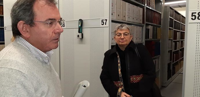 La alcaldesa de Gijón, Ana González, y el archivero municipal, Eduardo Núñez, durante la visita a la Hemeroteca Municipal