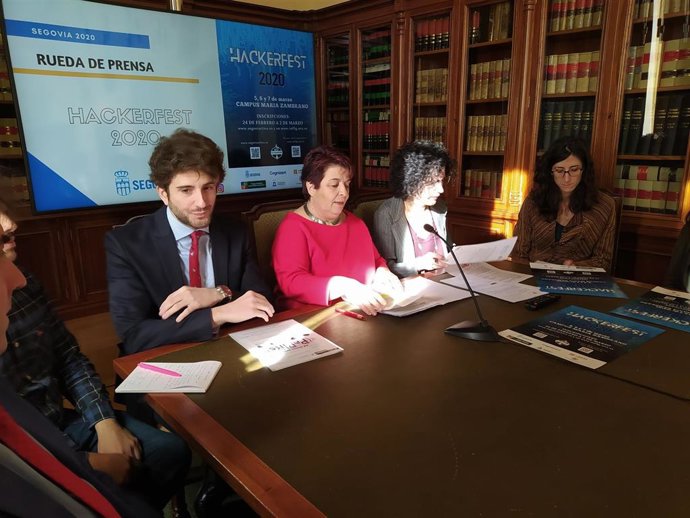 La alcaldesa, Clara Luquero, junto a los concejales de Medio Ambiente y de Innovación, Ángel Galindo y Alberto Espinar, y demás organizadores del Hackerfest.