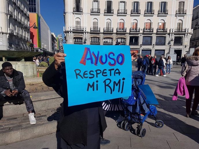 Colectivos ciudadanos se manifiestan en la Puerta del Sol para reclamar un aumento de la Renta Mínima de Inserción.