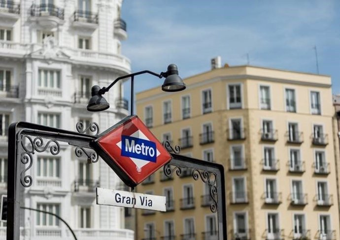 Cartel de la estación de Metro de Gran Vía