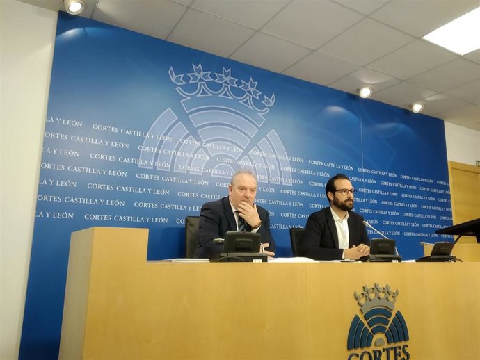 El secretario general del Grupo Socialista en las Cortes, José Francisco Martín, y el responsable del área de Fomento, Ángel Hernández.