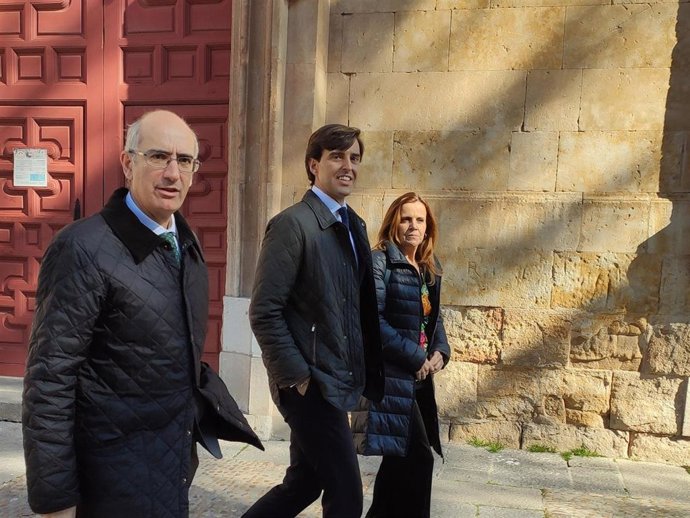 . Pablo Montesinos, Centro, En Su Visita A Salamanca Junto A Los Populares Javier Iglesias Y Esther Del Brío.