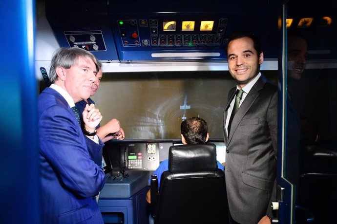 Imagen de recurso del vicepresidente de la Comunidad de Madrid, Ignacio Aguado, y el consejero de Transportes, Ángel Garrido, durante una visita a una cabina de maquinista de Metro de Madrid.