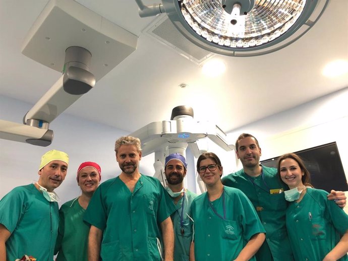 El equipo de otorrinolaringólogos del Reina Sofía que ha iniciado la cirugía robótica.