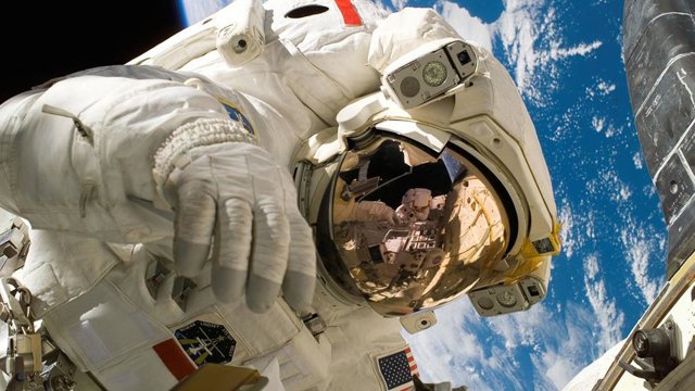 Astronautas y equipos espaciales requieren protección de la radiación